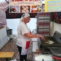 Placinte poale-n brau si cozonac cu nuca, la standul Cozonac Domnesc din curtea MTR