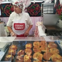 Prajituri traditionale si placinte poale-n brau, la targul din curtea MTR