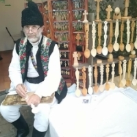 Mesterul popular Viorel Marian, de la tamplar-mecanic la cioplitor in lemn