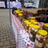 Produse naturale, la standul sotilor Costel si Lenuta din Itesti, Buftea, la targul din curtea MTR