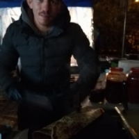 Cristi Spetcu face clatite uriase cu Nutella si capsuni in curtea MTR