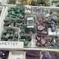 Anamaria Vidu: Figurine din pietre, dar si alte noutati precum turcoaz si jad, la targul de cristale de la Muzeul de Geologie!