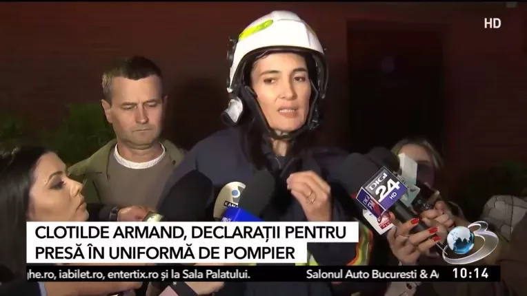 Clotilde Armand, imbracata in uniforma de pompier la incendiul dintr-un bloc de lux din Bucuresti