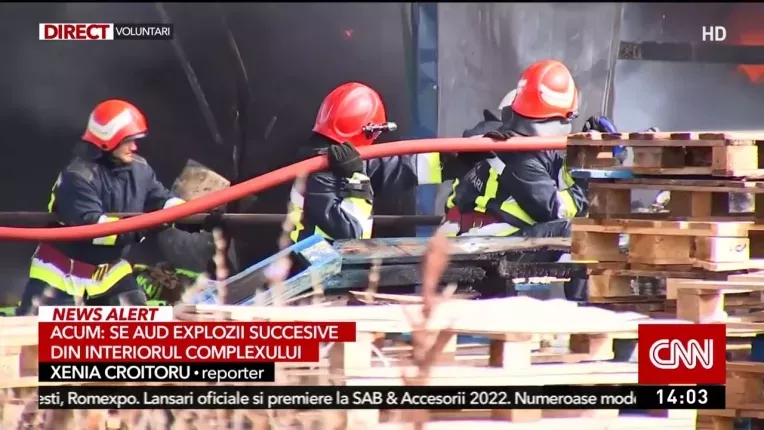 Explozii succesive se aud din interiorul complexului incendiat in Voluntari