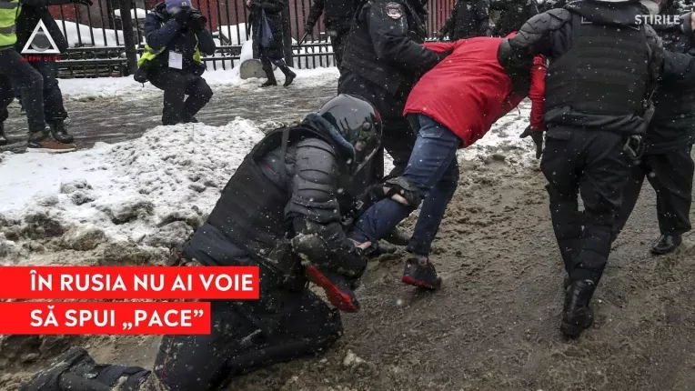Legea care pedepseste sloganurile anti-razboi face primele victime in Rusia